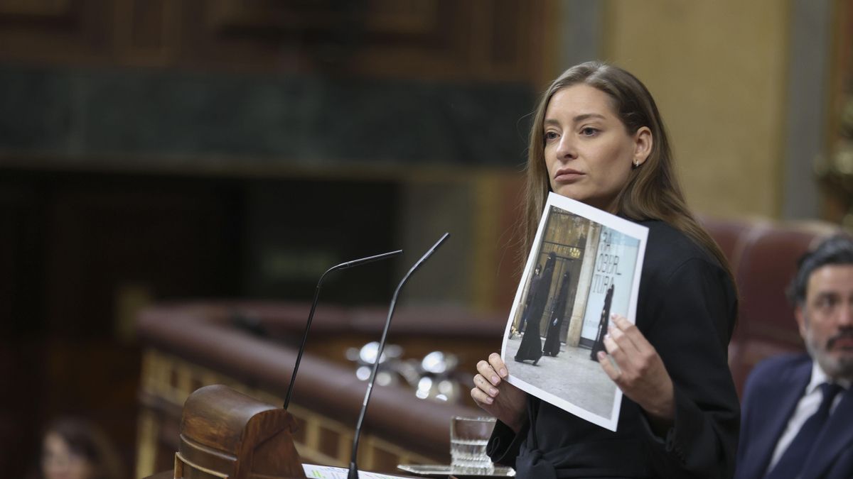 Ester Muñoz enseña la foto de cuatro mujeres que visten con niqab en el Passeig de Gràcia de Barcelona.
