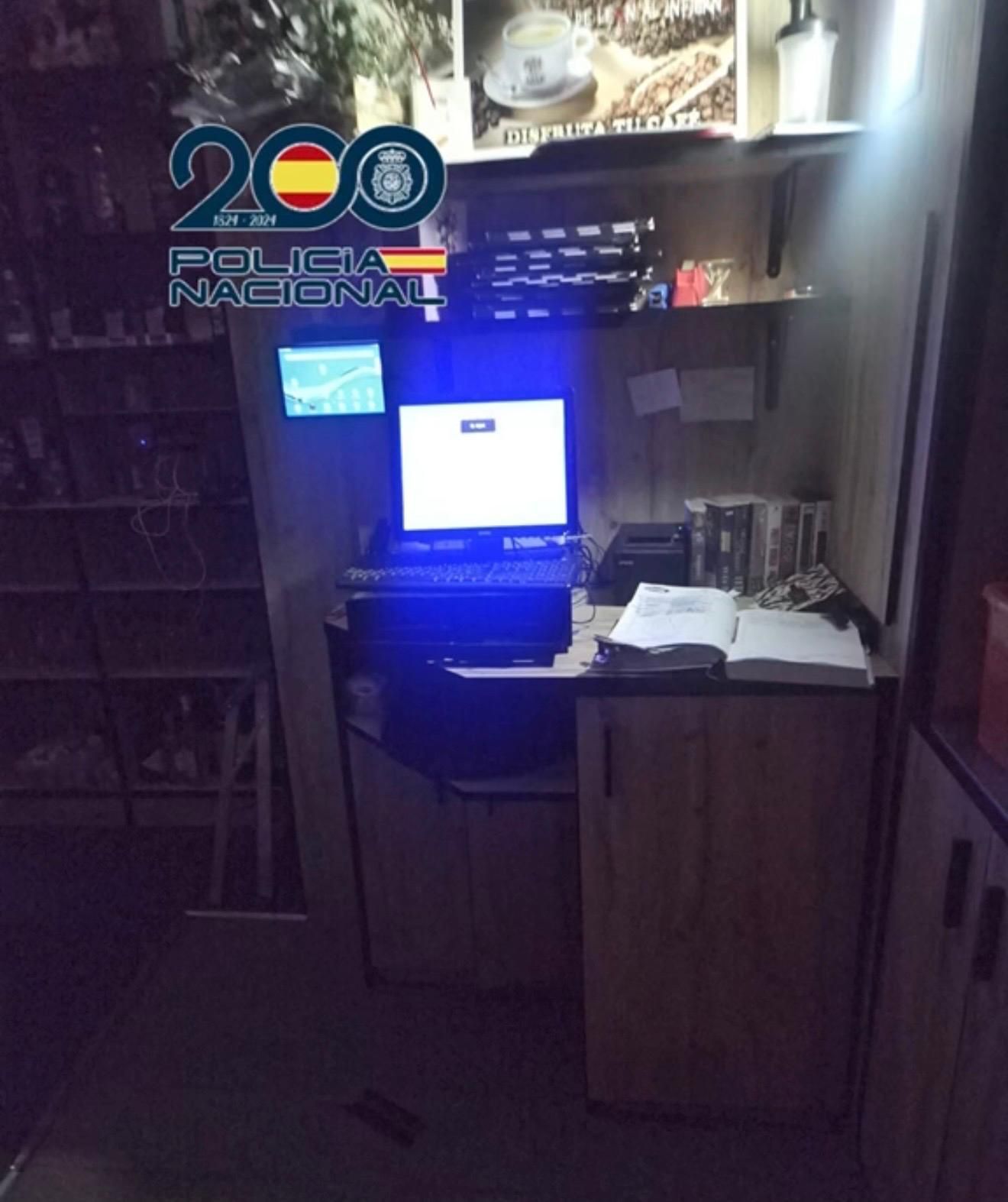 La Policía pilla 'in fraganti' a un ladrón forzando la caja registradora de un bar de León de madrugada.
