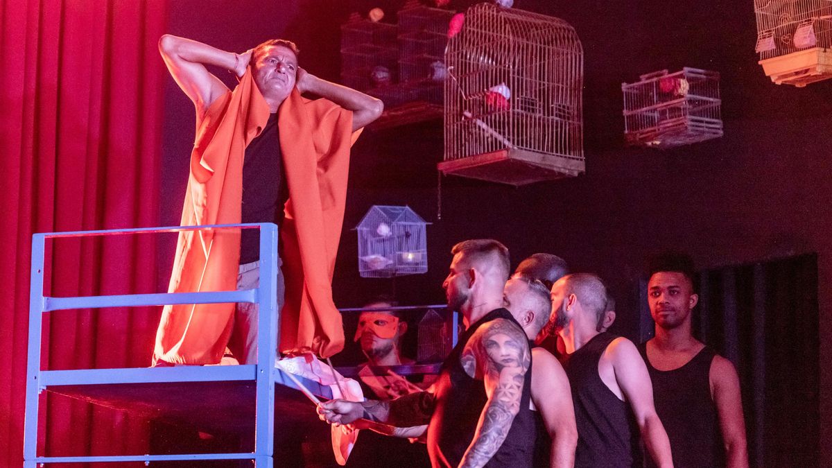 Presos y expresos del Centro Penitenciario Las Palmas I, en el Salto del Negro, representan la obra teatral 'Cuentos desde la celda'. ACFIPRESS.