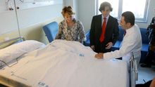 Espernaza Aguirre visitando el hospital de Parla en febrero de 2008.