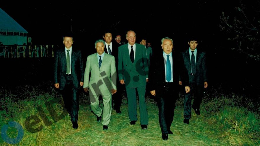 El rey emérito pasea con Nazarbáyeb y el comité de bienvenida en una visita al país. /