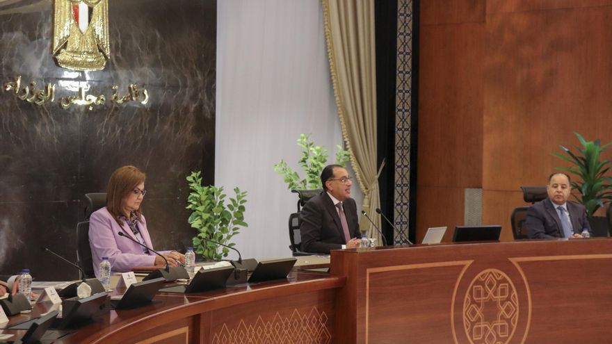 El primer ministro egipcio viaja al paso con Gaza en medio de presiones para que reciba refugiados