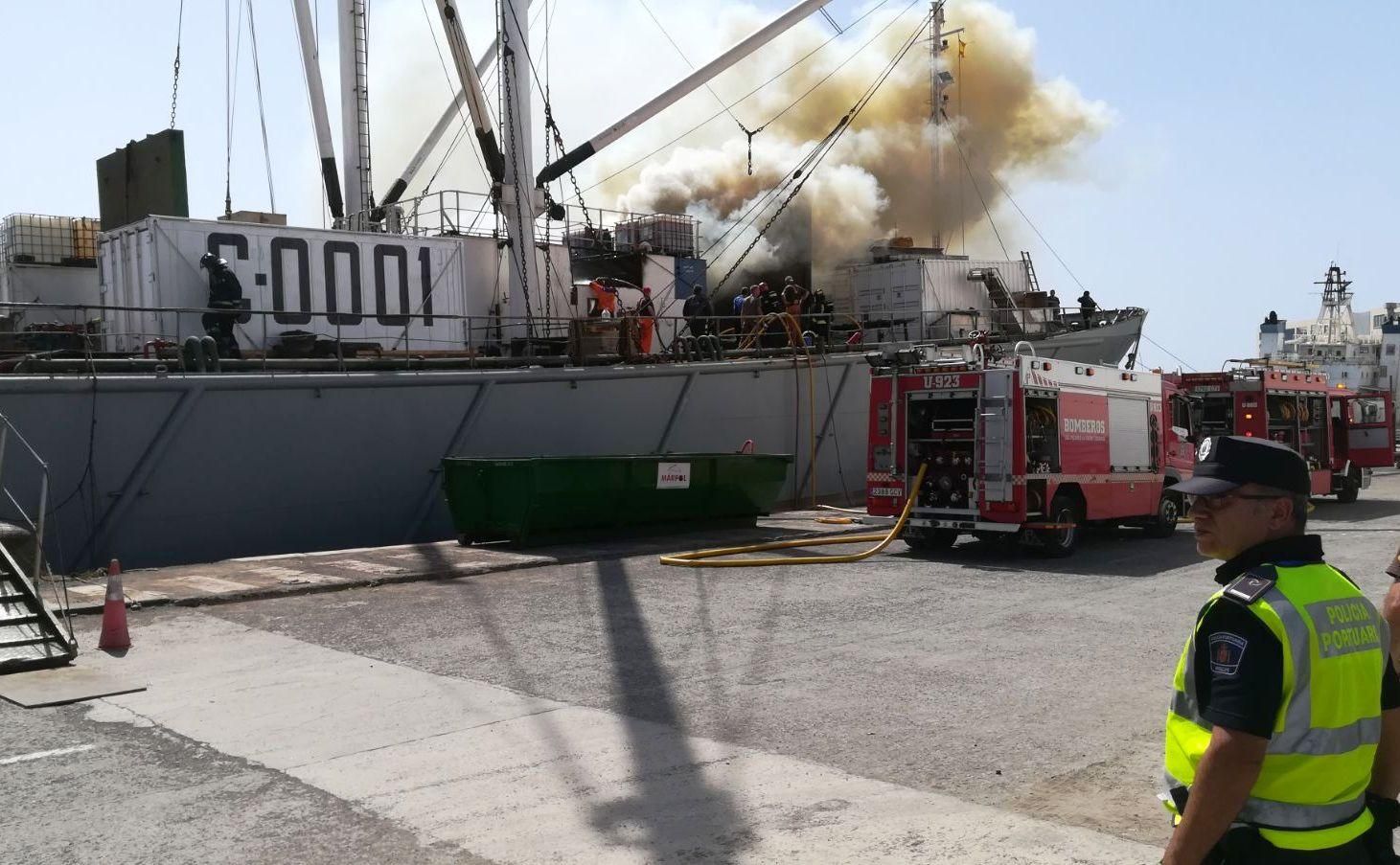 Incendio de un barco en el Puerto de La Luz. (Spplblaspalmas)