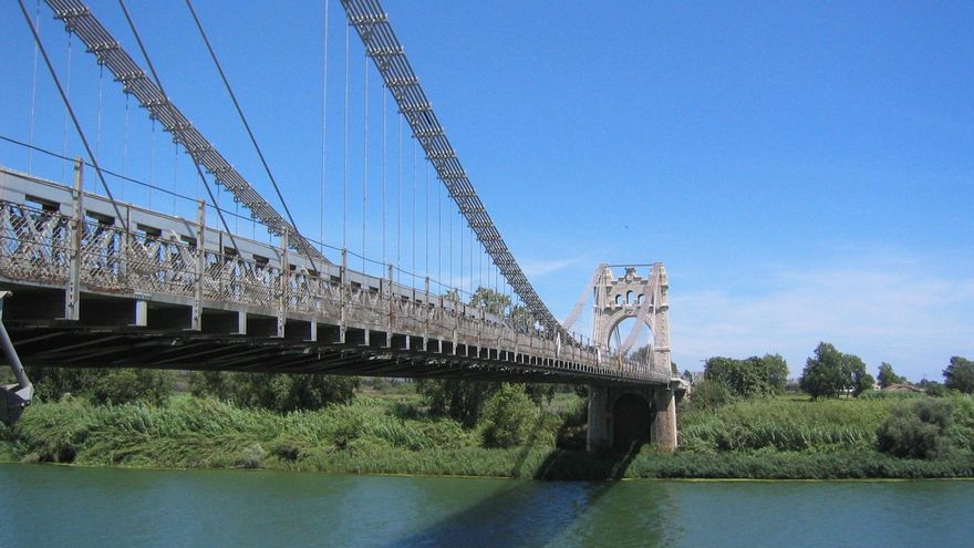 El majestuoso puente que cruza el río Ebro y que se construyó mirando al de Brooklyn