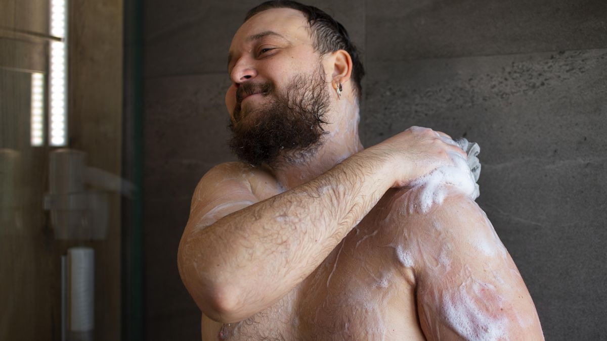 ¿Es mejor ducharse por la mañana o por la noche? La opinión de una dermatóloga sobre el gran debate del bienestar