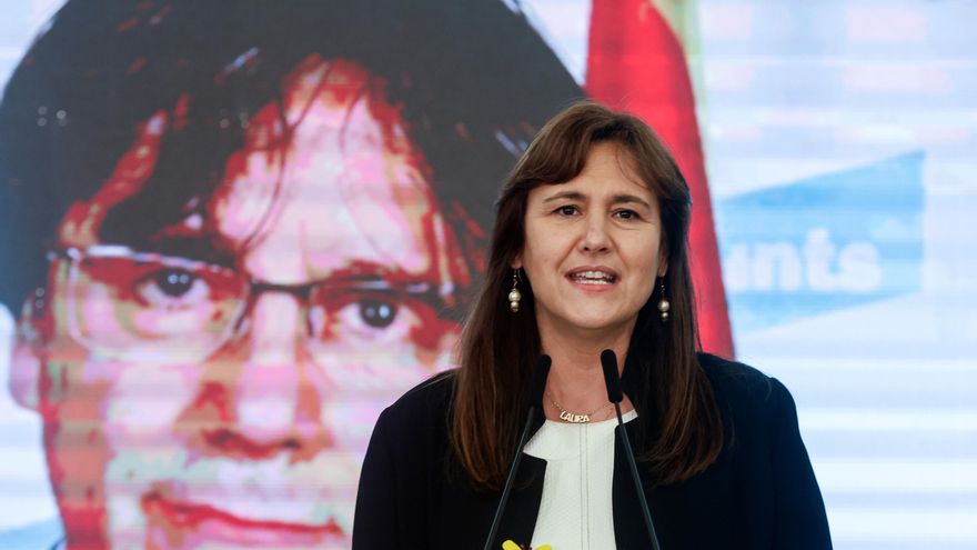 La candidata de JxCat a la presidencia de la Generalitat, Laura Borràs, con el ex presidente Carles Puigdemont por videoconferencia, valora los resultados de las elecciones al Parlamento de Cataluña. EFE/Quique Garcia