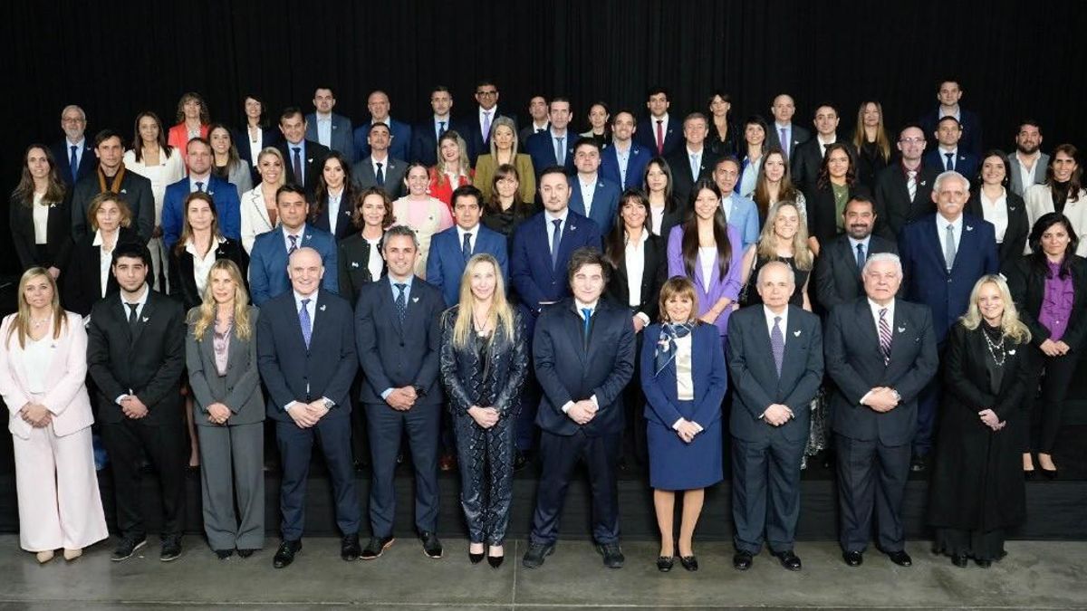 En la foto, el presidente Javier Milei está flanqueado por su hermana Karina y Patricia Bullrich.