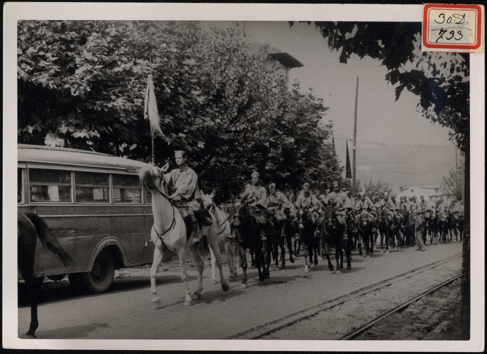 ""Desfile de un escuadrón de caballería de Melilla". 27 de abril de 1937 | Biblioteca Nacional de España