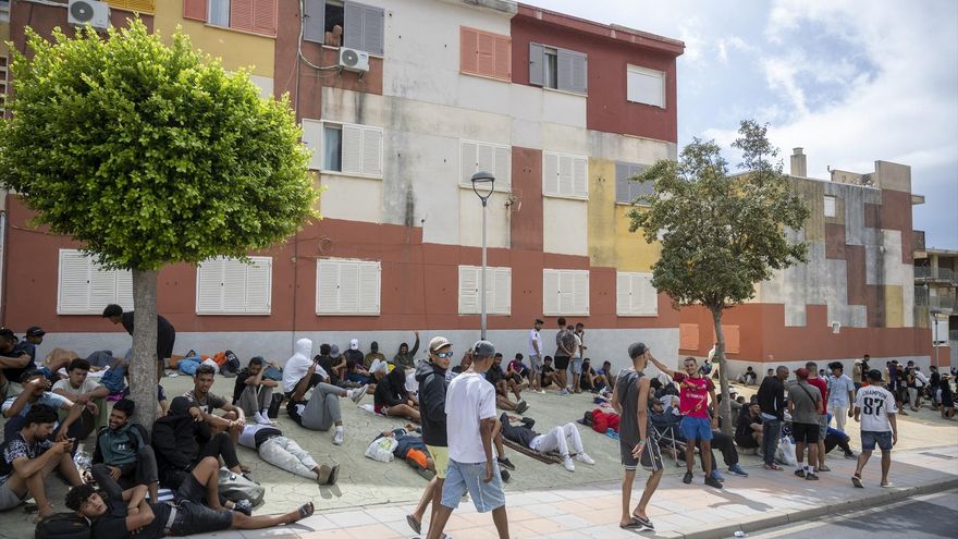 Foto de archivo de varias personas migrantes en Ceuta.