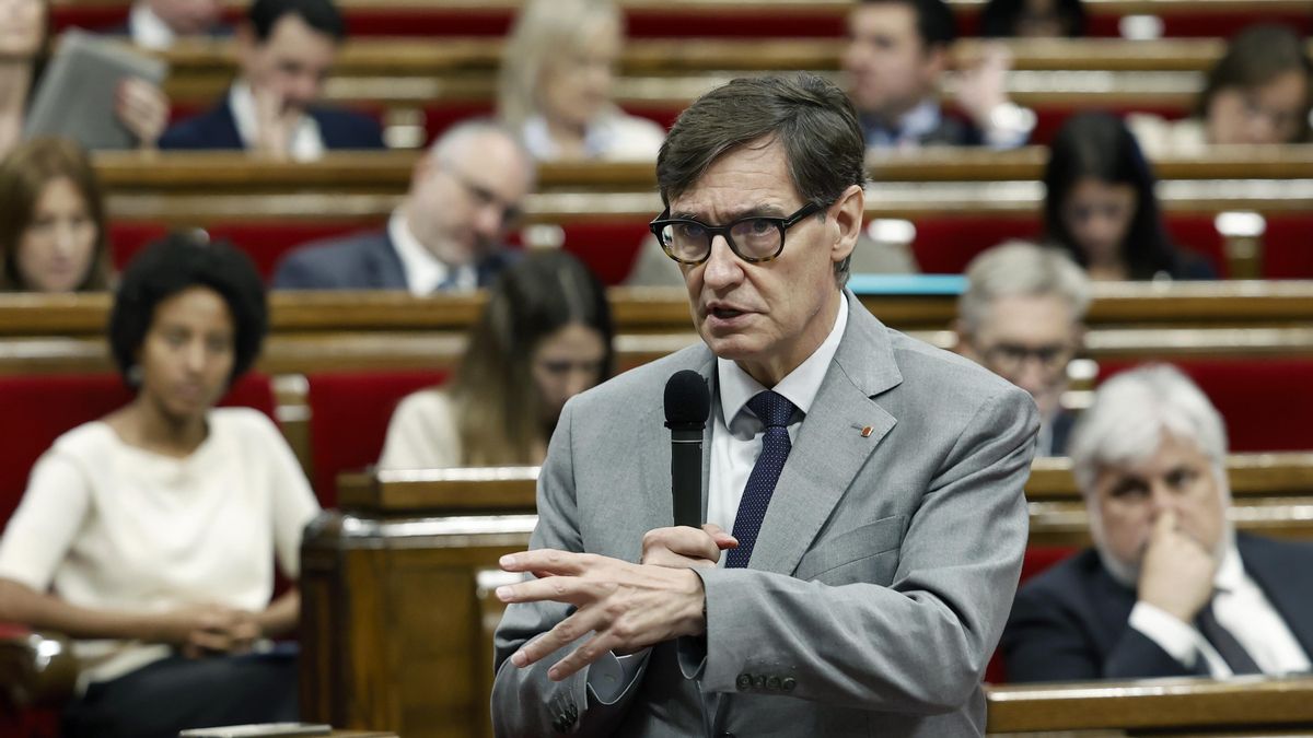 El presidente de la Generalitat, Salvador Illa, durante una sesión de control en el pleno del Parlament