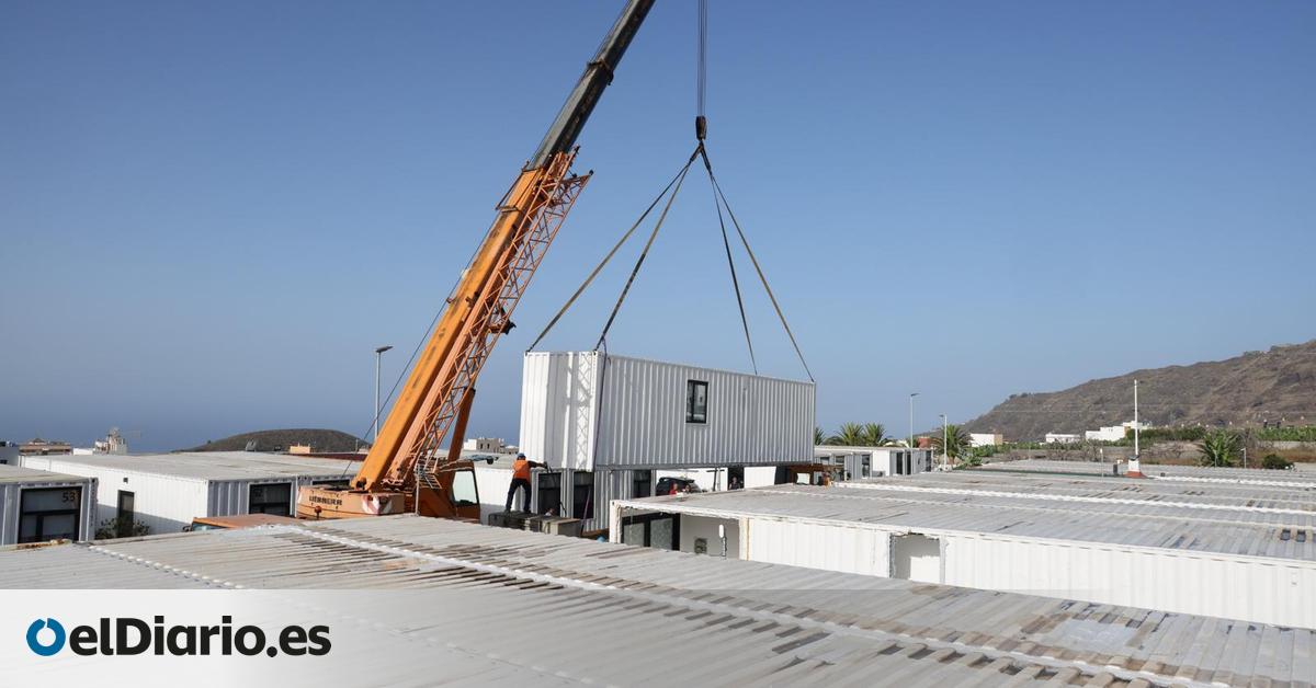 El Gobierno de Canarias retira en Los Llanos de Aridane las primeras casas-contenedor de los afectados por el volcán