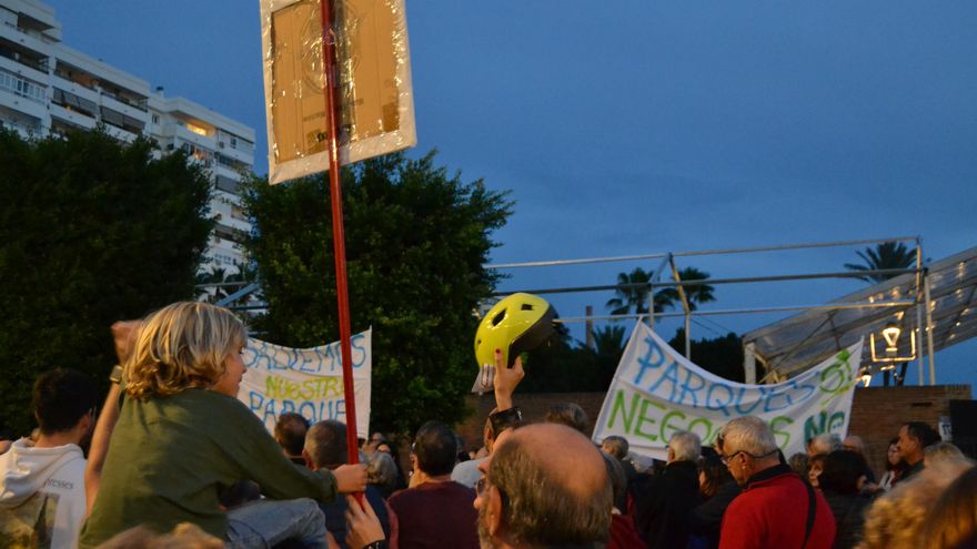 Los vecinos protestan contra la privatización de un parque de Málaga para el Festival de las Linternas chino