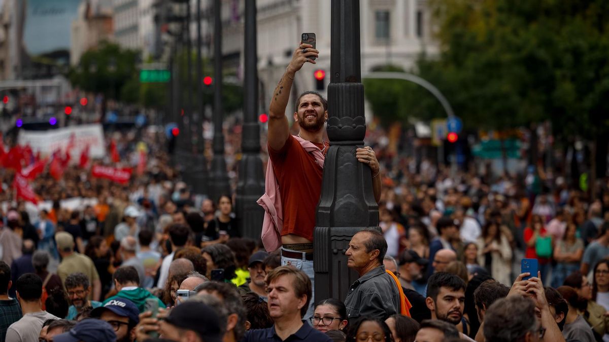 Una persona fotografía la manifestación convocada por el Sindicato de Inquilinas en Madrid.