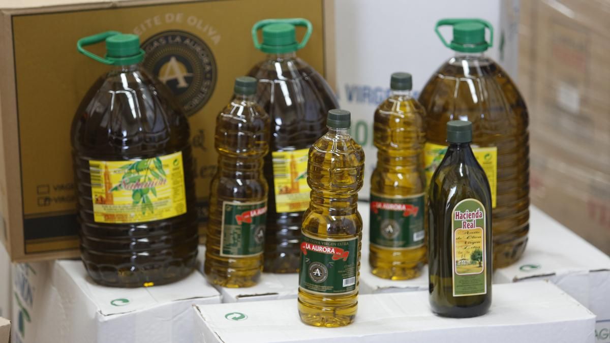 Donación de más de 500 litros de aceite al Banco de Alimentos por parte de la Guardia Civil