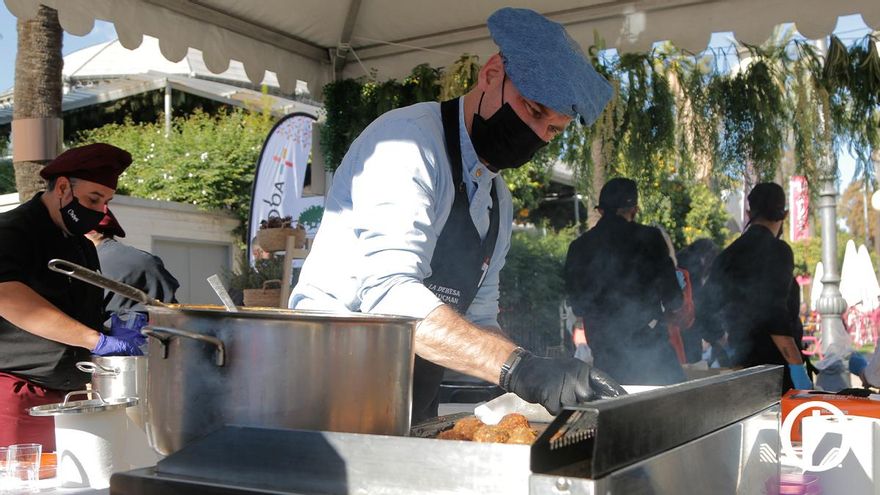Unas 5.000 personas reciben las tapas 'in the street' de Califato Gourmet