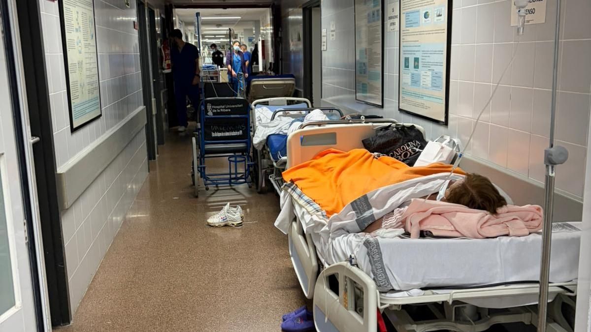 Camas en pasillos y horas de espera: el avance de la gripe satura una decena de hospitales de la Comunitat Valenciana