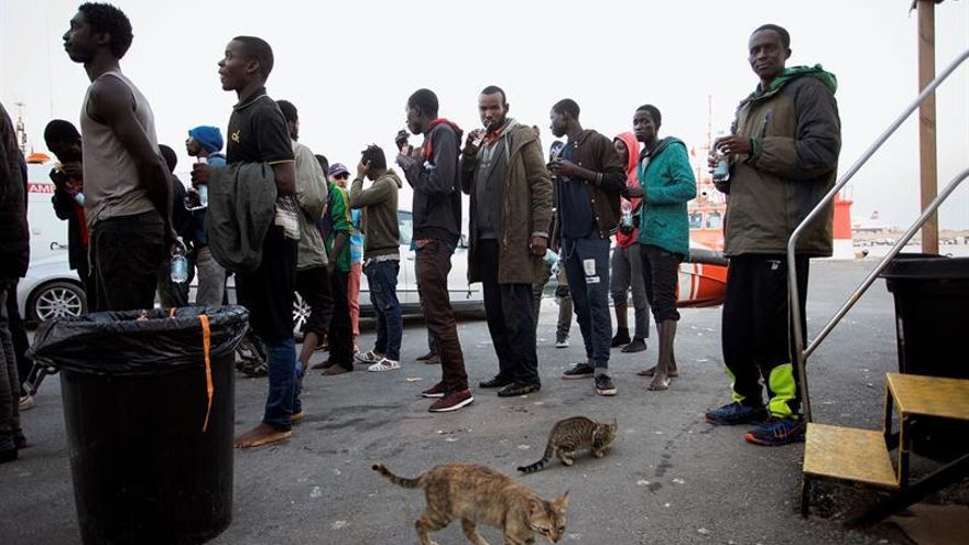 Llegan al puerto de Motril 40 personas rescatadas de patera en Alborán