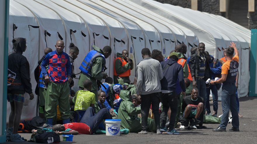 El colapso en la acogida de los menores migrantes y el aumento de llegadas fuerza la reunión entre Sánchez y Clavijo