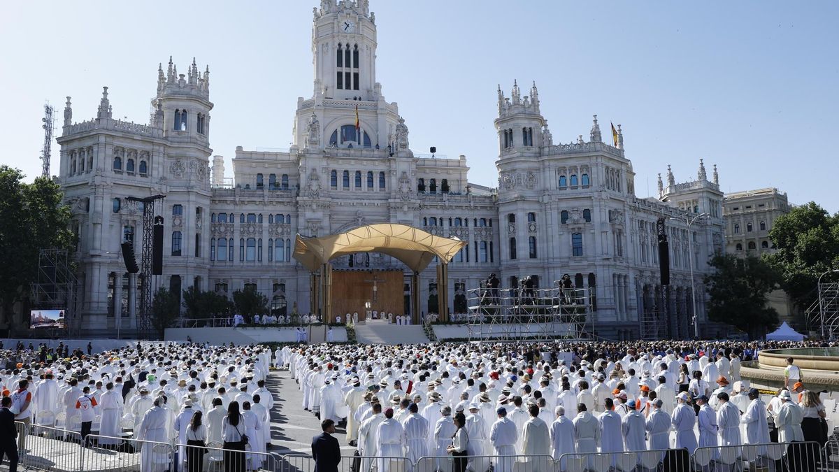 Vista general de la misa del Corpus Christi oficiada por el papa León XIV este domingo en la Plaza de Cibeles de Madrid.