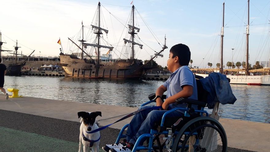 Iker, el niño con una enfermedad rara y movilidad reducida que lleva seis años esperando a que adapten su colegio