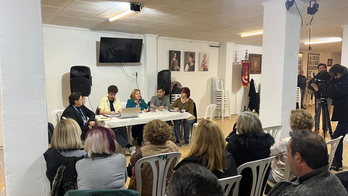 La delegada del Gobierno, Pilar Bernabé, con los vecinos de La Torre hace varias semanas.