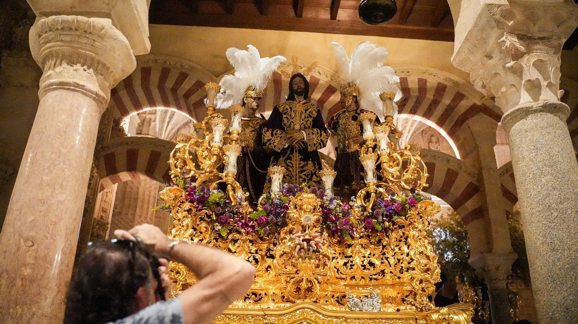 Turistas visitan la Mezquita-Catedral, donde se exponen los pasos que participaron en el Vía Crucis Magno.