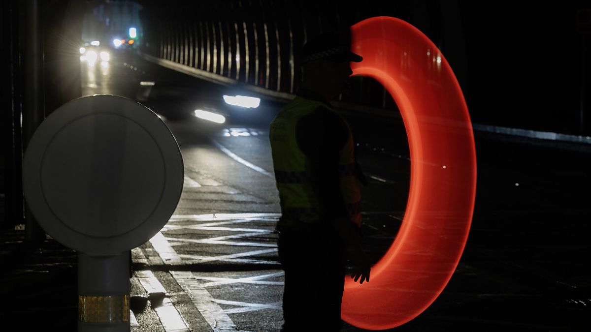 Un policía da indicaciones a vehículos en una calle del centro durante el gran apagón de abril en Málaga, en una imagen de archivo.