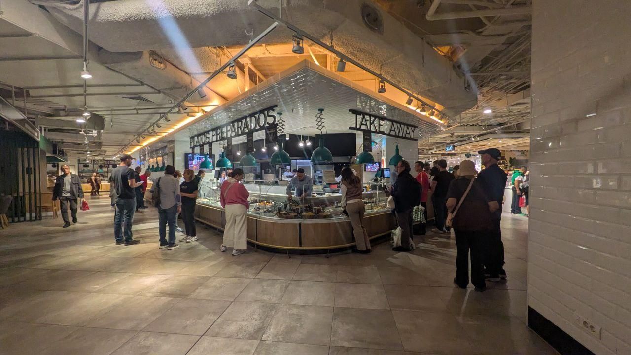 Zona de comida preparada en el Corte Inglés de Preciados, este lunes funcionando con luces de generadores