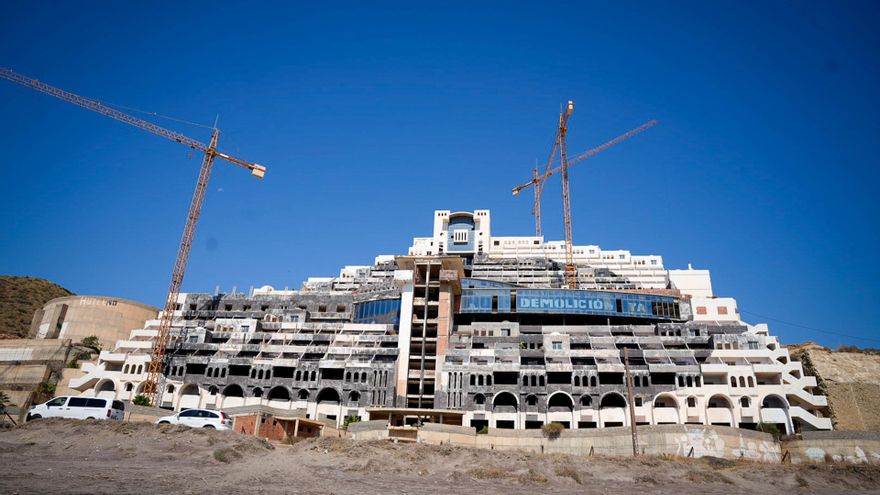 La Fiscalía investiga a los concejales de Carboneras que aplazaron anular la licencia del Algarrobico