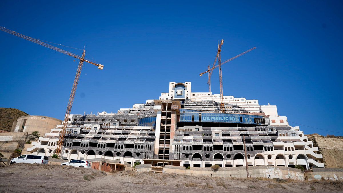 Archivo - Hotel situado en la playa de El Algarrobico en Carboneras (Almería).