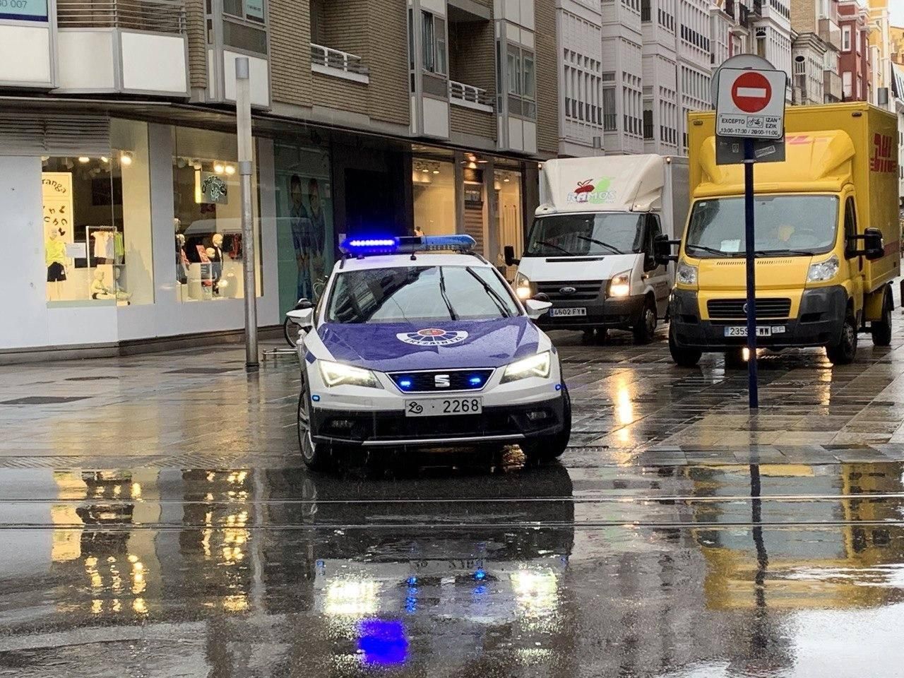 Una patrulla de la Ertzaintza, al comienzo del estado de alarma, en Vitoria