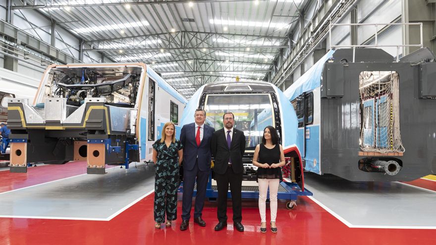 La delegada del Gobierno en la Comunitat Valenciana, Pilar Bernabé; el presidente de Stadler Valencia, Íñigo Parra; el presidente de Renfe, Raül Blanco; y la consellera de Política Territorial en Funciones, Rebeca Torró.