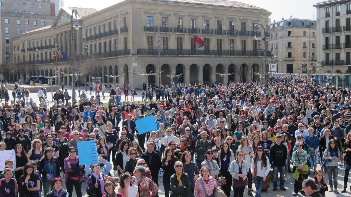Más de 3.000 personas se manifiestan en Pamplona para reivindicar "una igualdad social real"