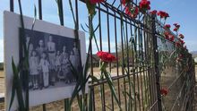 Flores junto a la tapia del cementerio donde se producían los fusilamientos