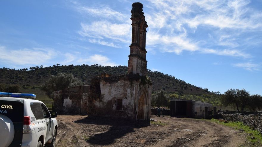 Puerta de acceso oeste y espadaña, lo único que queda en pie de la iglesia Santa María de Brovales