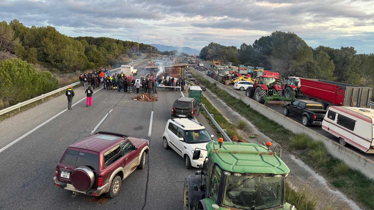 Centenares de tractores cortan diversas carreteras catalanas donde pasarán la noche para protestar contra el Mercosur