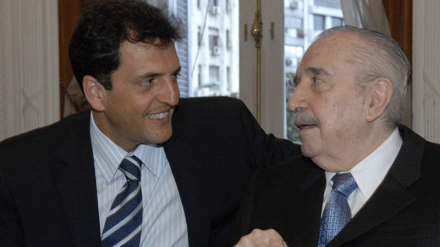 Massa homenajeó a Alfonsín y suma guiños al radicalismo en plena crisis de Juntos por el Cambio