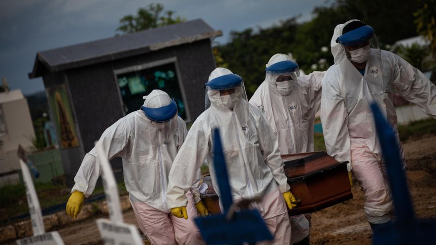 Trabajadores entierran a una persona fallecida por covid-19, en el cementerio público Nossa Senhora Aparecida en Manaos, Amazonas (Brasil). Fotografía de archivo. EFE/Raphael Alves