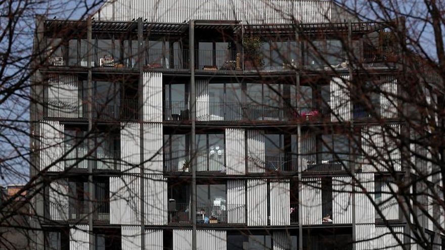 Vecinos de un edificio de viviendas en la capital vizcaína, aprovechan el buen tiempo durante el confinamiento, debido al estado de alarma sanitaria, a causa de la pandemia provocada por el Coronavirus.