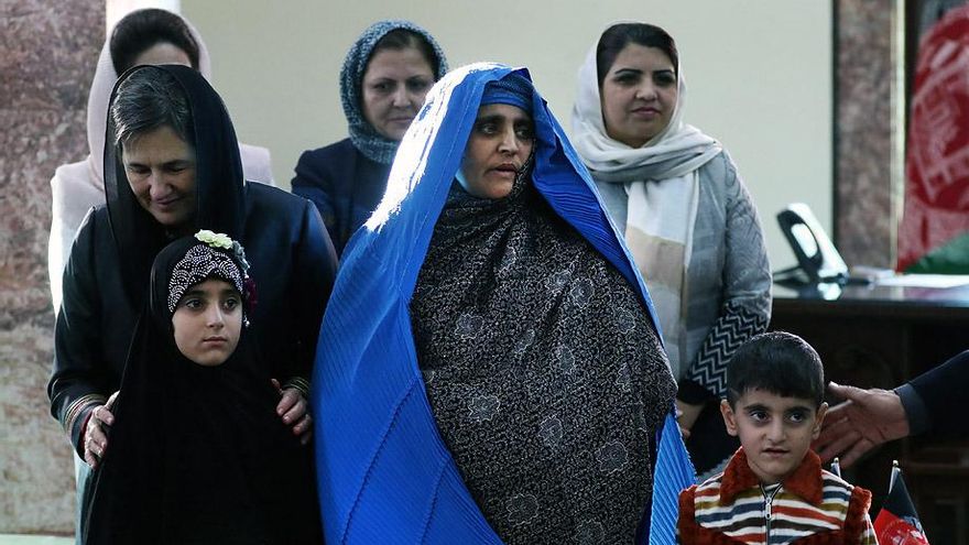 La "niña afgana" de la portada National Geographic huye de los talibanes y consigue asilo en Italia