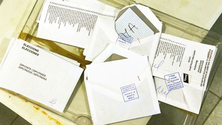 Vista de varios votos nulos para las elecciones al Parlament de Catalunya, en una mesa electoral de El Masnou. EFE/Enric Fontcuberta