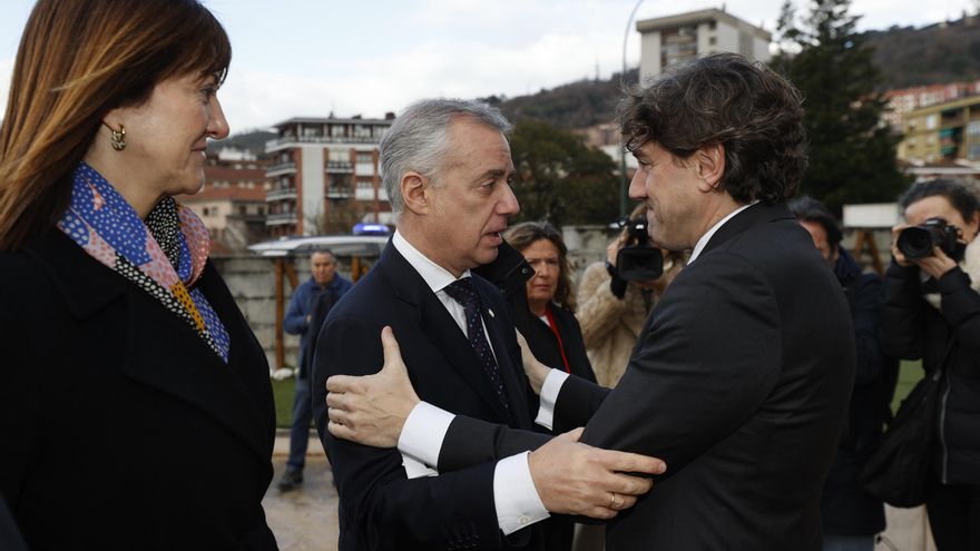 Emocionada y "plural" despedida a Rodolfo Ares, uno de los "arquitectos" de la Euskadi en paz