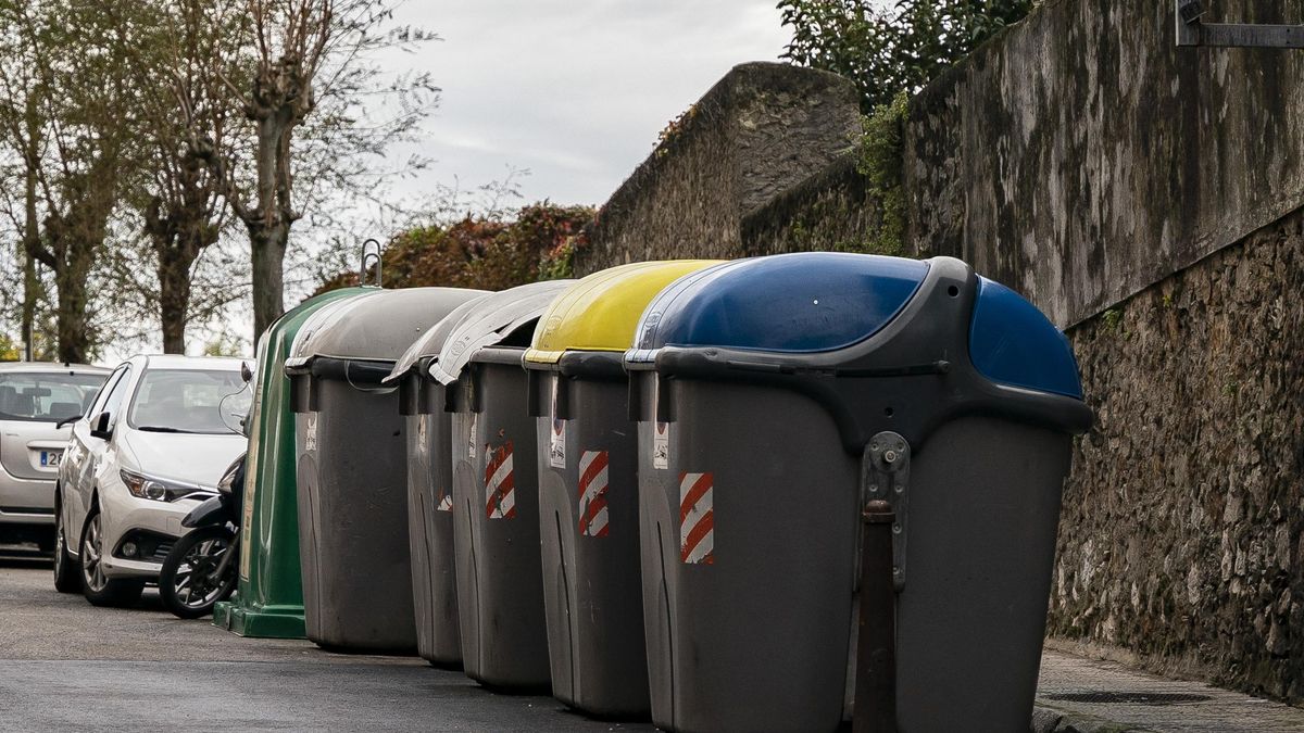 Diversos contenedores de basura en Santander, en una fotografía de archivo.