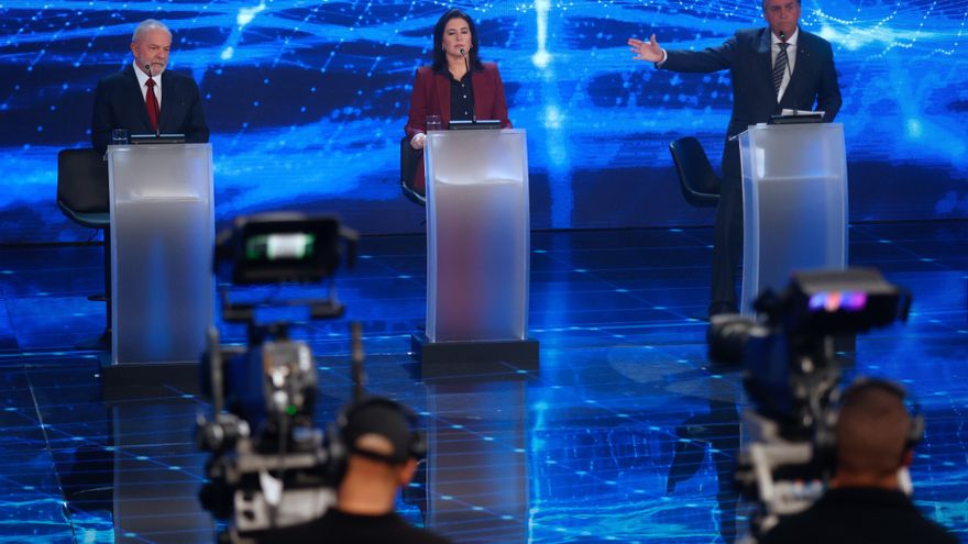 Bolsonaro ataca a una periodista durante el debate entre candidatos: "Eres una vergüenza"