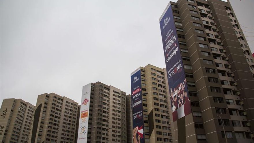 Fotografía fechada el 15 de mayo de 2020 que muestra una vista de los edificios de la Villa Panamericana, habilitada para alojar a casos positivos de coronavirus, en Lima (Perú). Por fuera son unos edificios más en la masificada Lima, pero dentro albergan el gran centro de aislamiento de COVID-19 en Perú.