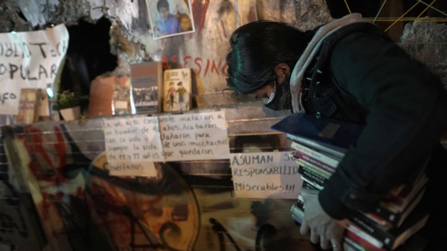 Carteles sobre los abusos policiales en Bogotá