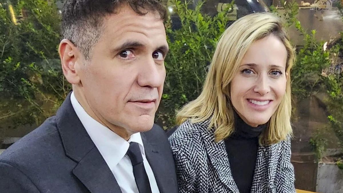 La modelo Julieta Prandi junto a Baños, uno de sus abogados.