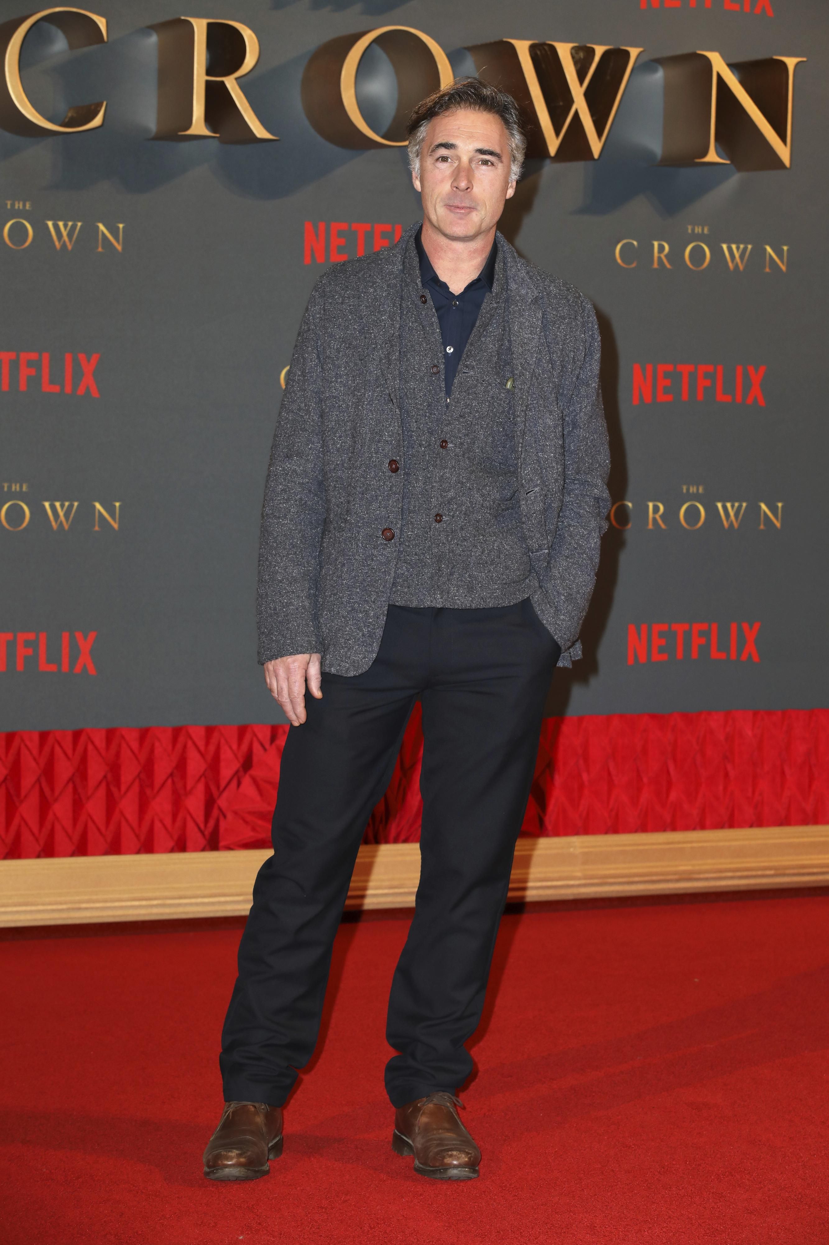 Greg Wise en la première de The Crown 2 en Netflix
