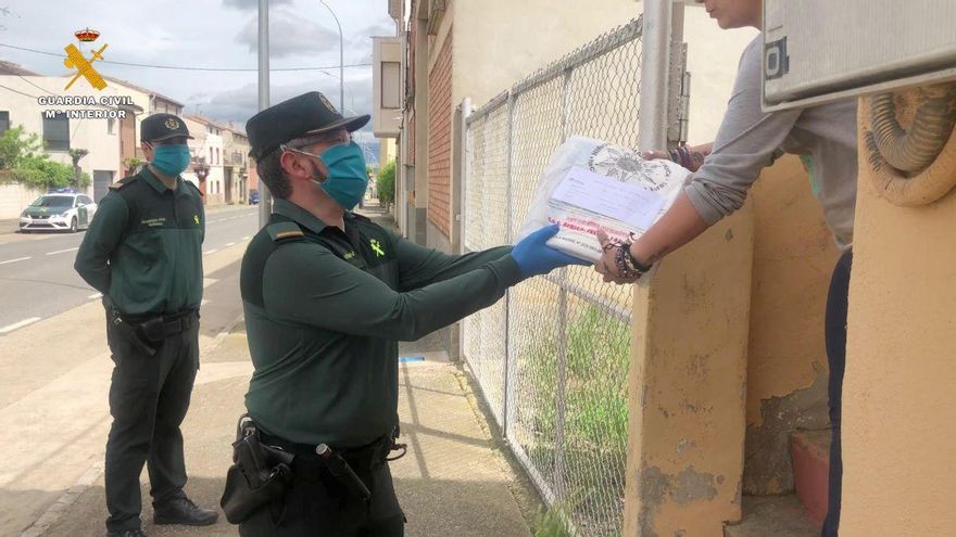 La Guardia Civil reparte material didáctico a alumnos de la comarca de Santo Domingo