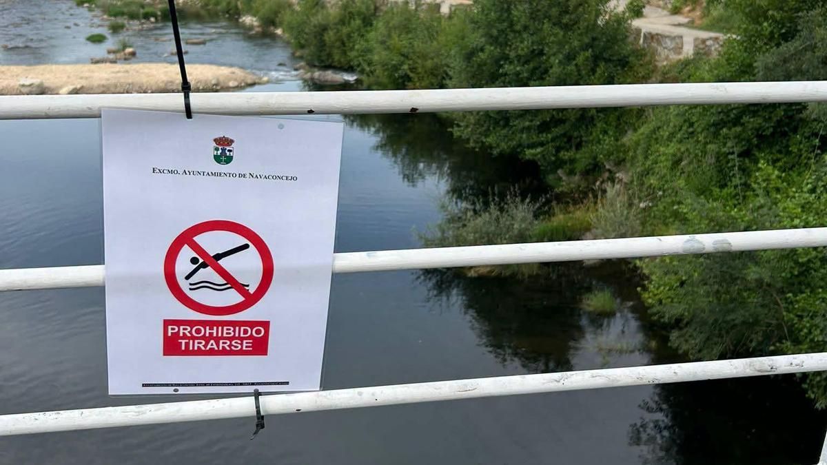 Navaconcejo prohíbe los saltos al río Jerte desde los puentes: "No merece la pena jugarse la vida"